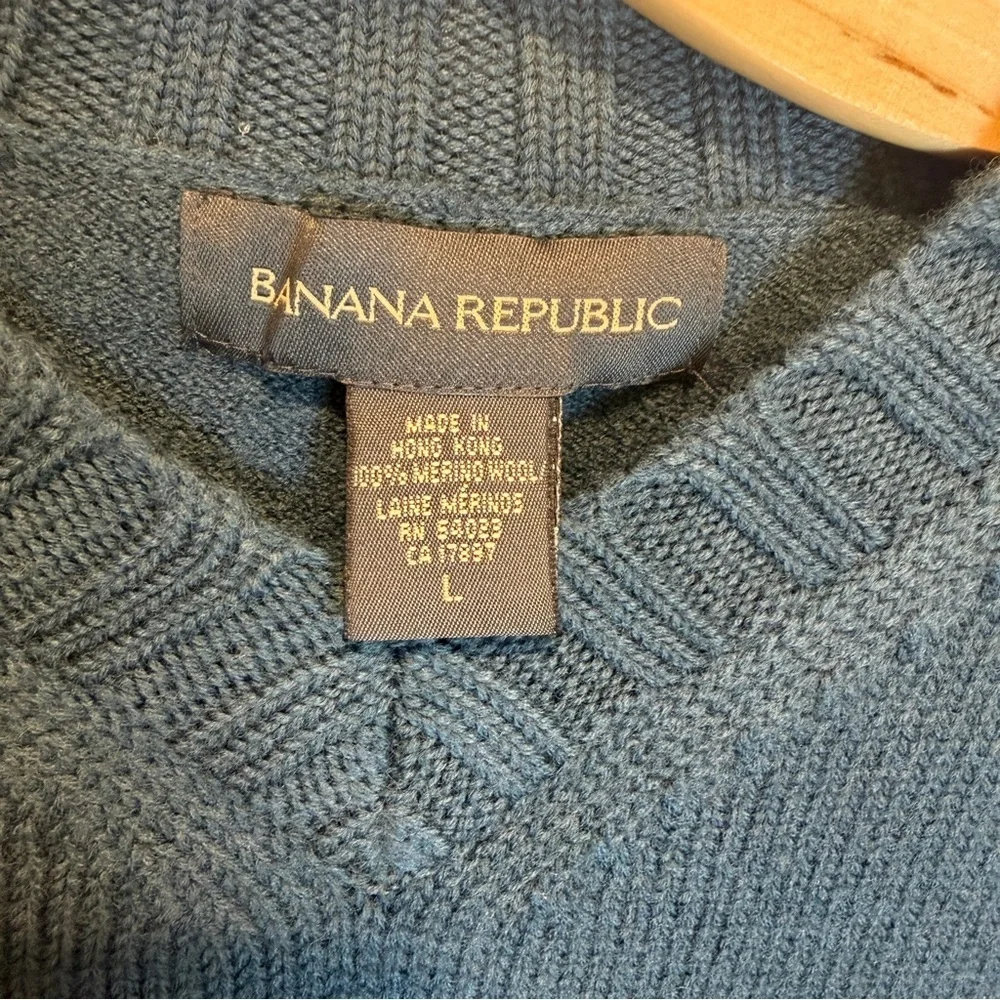 Banana Republic Men’s V Neck 100%  Merino Wool Sweater